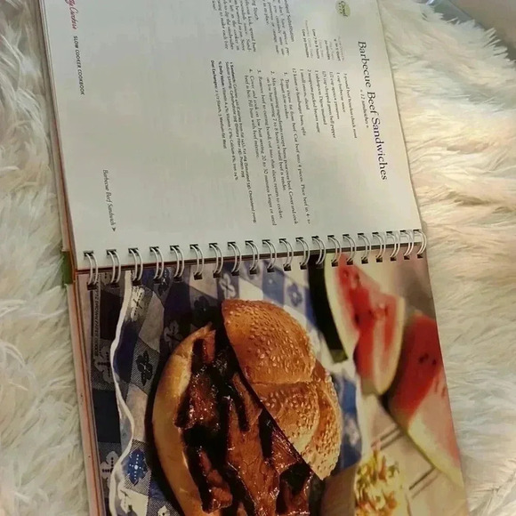 Betty Crocker slow cooker cookbook. Hard back - Picture 4 of 6